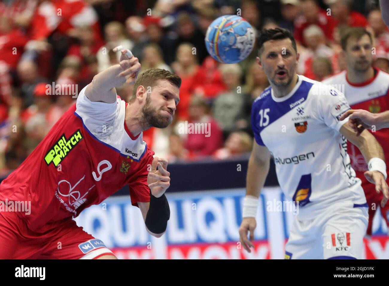 Der russische Alexander Shkurinskiy und der isländische Alexander Petersson während der Männer-Handball-Europameisterschaft, Vorrunde Gruppe E, Spiel zwischen Island und Russland in der Malmo Arena, Schweden, am Montag, den 13. Januar 2020. Foto Andreas Hillergren / TT-Code 10600 Stockfoto