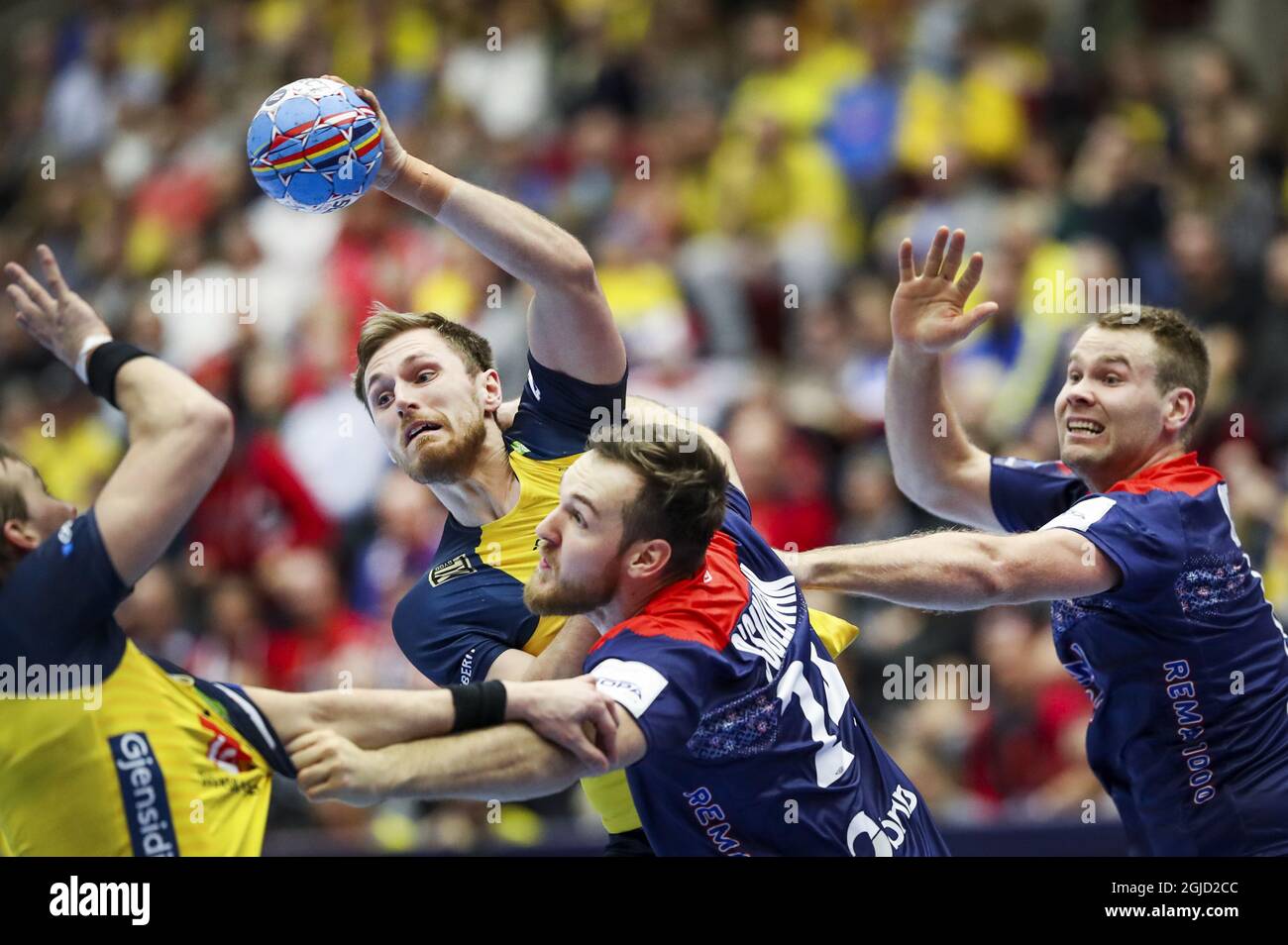 Der Schwede Albin Lagergren (Top C) wird von den Norwegens Christian O'Sullivan und Petter Overby (R) während des Männer-Handball-Europameisterschafts-Hauptrundenmatches der Gruppe 2 zwischen Slowenien und Ungarn in der Malmo Arena, Freitag, 19. Januar 2020, gestoppt. Foto Andreas Hillergren / TT / Code 10600 Stockfoto