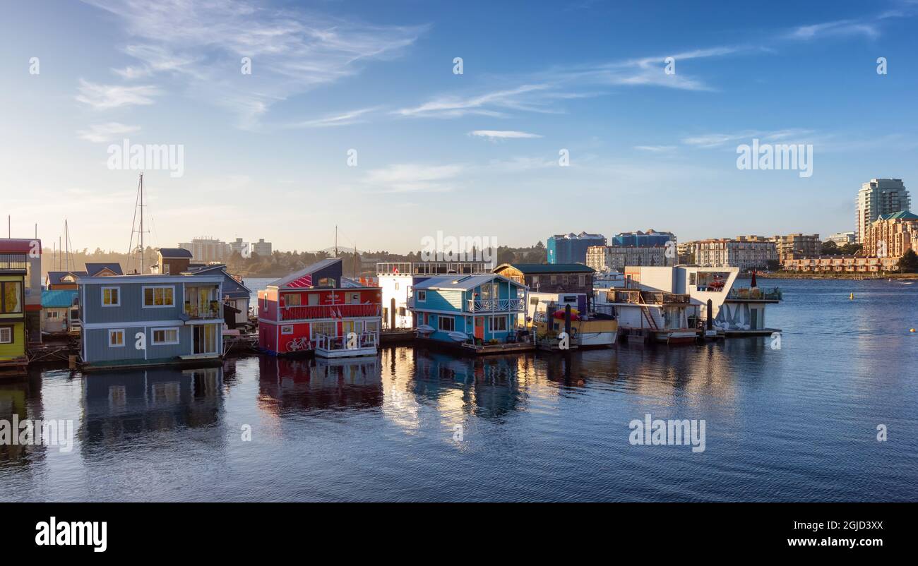 Häuser auf dem Wasser an einem schwimmenden Pier im Fisherman's Wharf Park Stockfoto