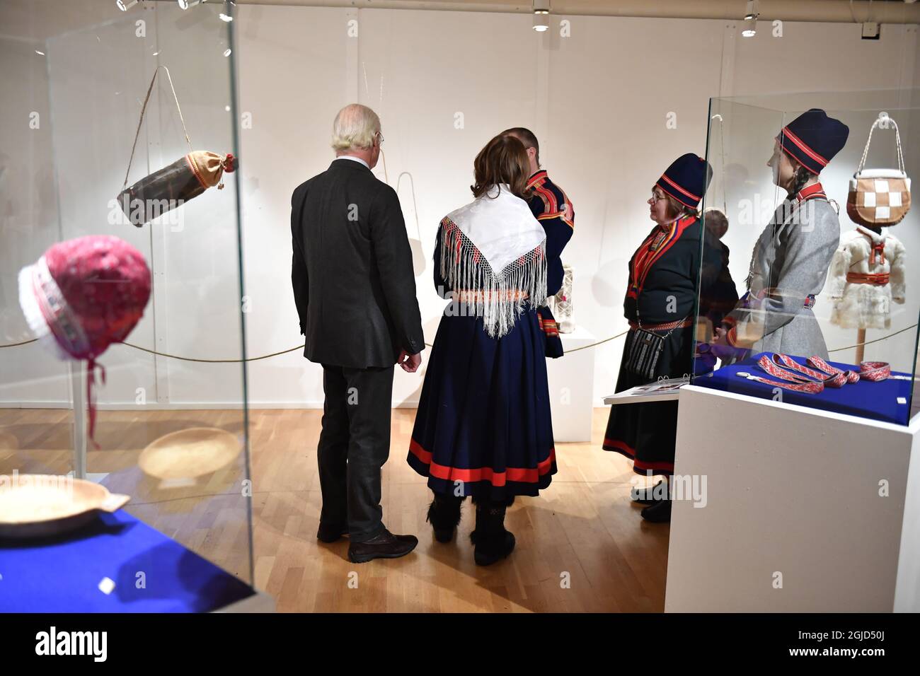 König Carl Gustaf und Königin Silvia besuchen am Donnerstag, den 6. Februar 2020, am Sami-Nationalfeiertag, eine Schülerausstellung, in der Kunsthandwerk gezeigt wird, in Jokkmokk, Nordschweden. Foto: Naina Helen Jama / TT kod 11880 Stockfoto