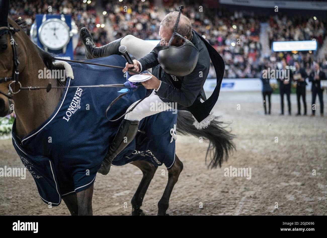 Geir Gulliksen aus Norwegen fällt von seinem Pferd Groep Quatro, als er ein Pferd reitet? Ehrenrunde? Nach dem Gewinn des FEI Jumping World Cup Wettbewerbs während der Göteborg Horse Show im Scandinavium in Göteborg, Schweden, 23. Februar 202. Foto: Bjorn Larsson Rosvall/TT kod 9200 Stockfoto