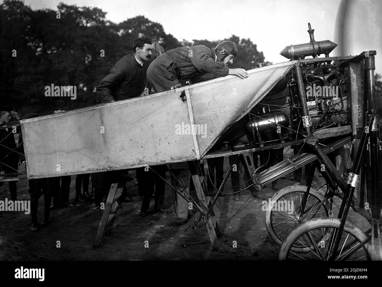 Der Baron und Flugpionier Carl Cederstrom (1867-1918) mit seinem Flugzeug Nordstjernan und einem Assistenten. Baonen steht nach links. Stockfoto Der Baron und Flugpionier Carl Cederstrom (1867-1918) mit seinem Flugzeug Nordstjernan und einem Assistenten. Baonen steht nach links. Stockfoto