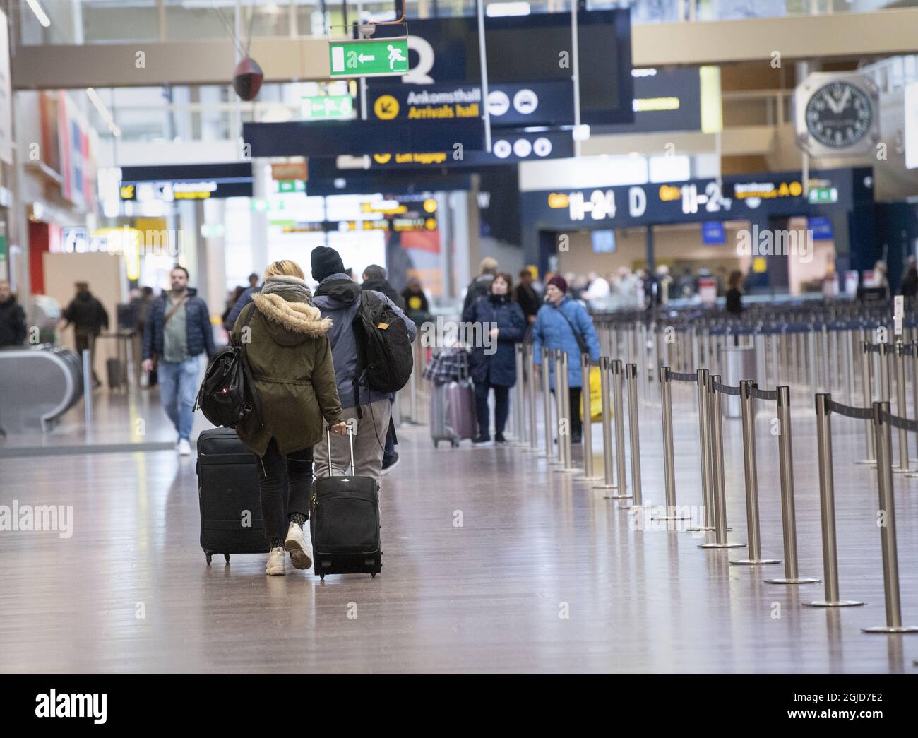 Reisende laufen am 12. März 2012 am internationalen Flughafen Arlanda vor Stockholm, Schweden, zu Fuß. Aufgrund der Bedenken wegen des Coronavirus und der Annullierung von Flügen ist der Flughafen ungewöhnlich leer von Reisenden. Foto: Fredrik Sandberg / TT / Code 10080 Stockfoto