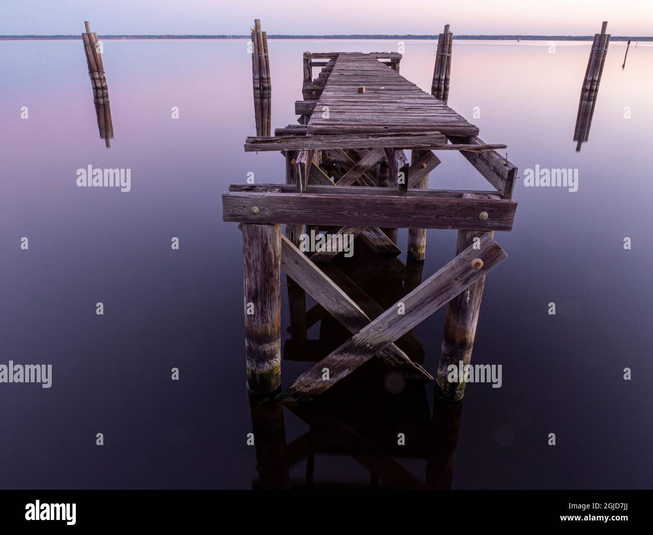 Alte Fähranlegestelle, Lake Monroe, Sanford, Florida, Dämmerung vor Sonnenaufgang Stockfoto