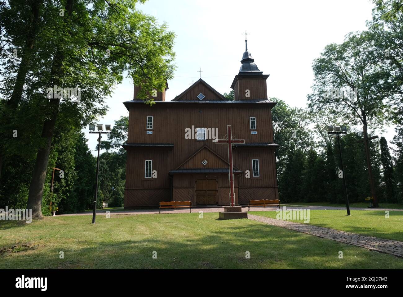 Narew, Polen - 12. Juli 2021: Orthodoxe braune Kirche. Pfarrei der Himmelfahrt der seligen Jungfrau Maria und St. Stanislaus der Bischof und Märtyrer. So Stockfoto