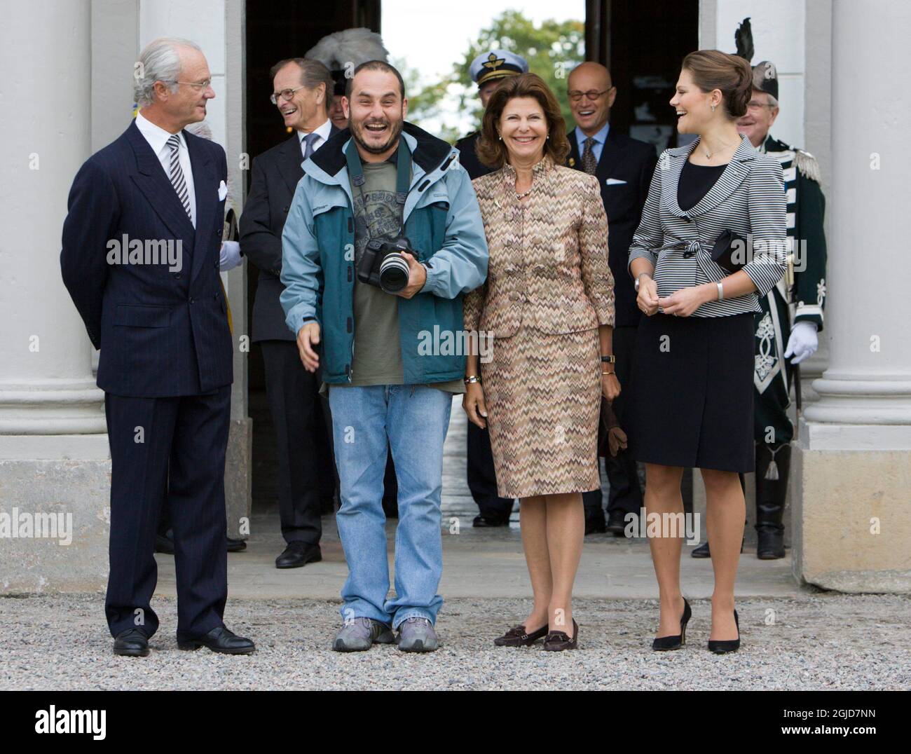 König Carl XVI Gustaf, Königin Silvia und Kronprinzessin Victoria wurde von dem brasilianischen Fotografen Beto Barata begleitet, als Fotos auf Schloss Rosersberg vor Stockholm gemacht wurden. Er fragte portugese, ob er sich ihnen anschließen könne, und die Königin gab ihr ihre Zustimmung. Stockfoto