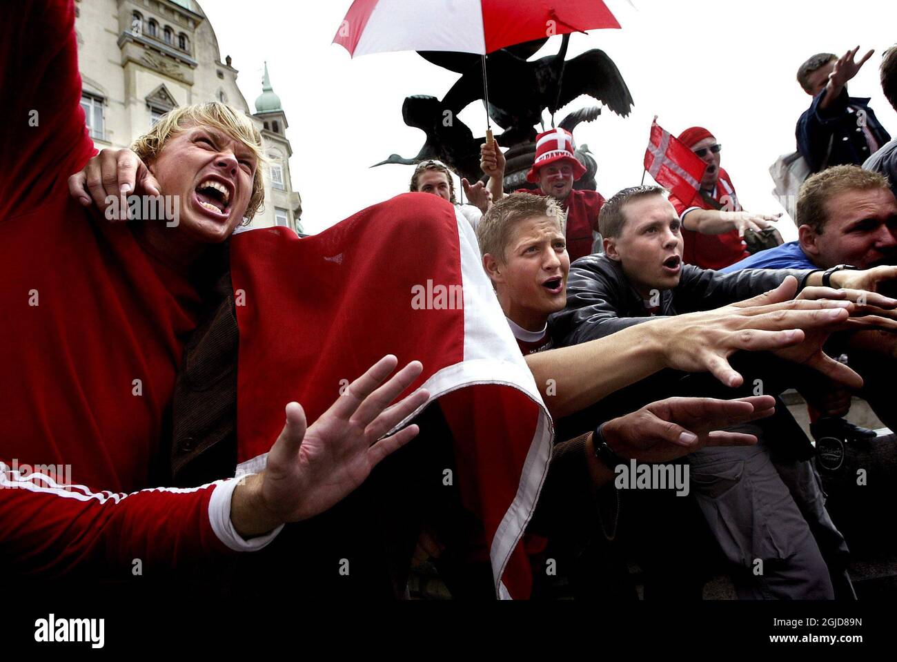 Jubelnde dänische Fans im „Nyhavn“-Teil von Kopenhagen, um den Sieg über Frankreich im Jahr 2-0 zu feiern Stockfoto