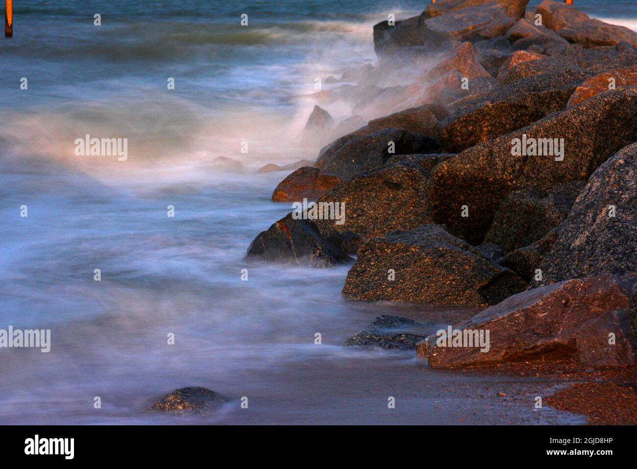 Surfen Sie auf Coastal Boulders, Tybee Island, Georgia Stockfoto
