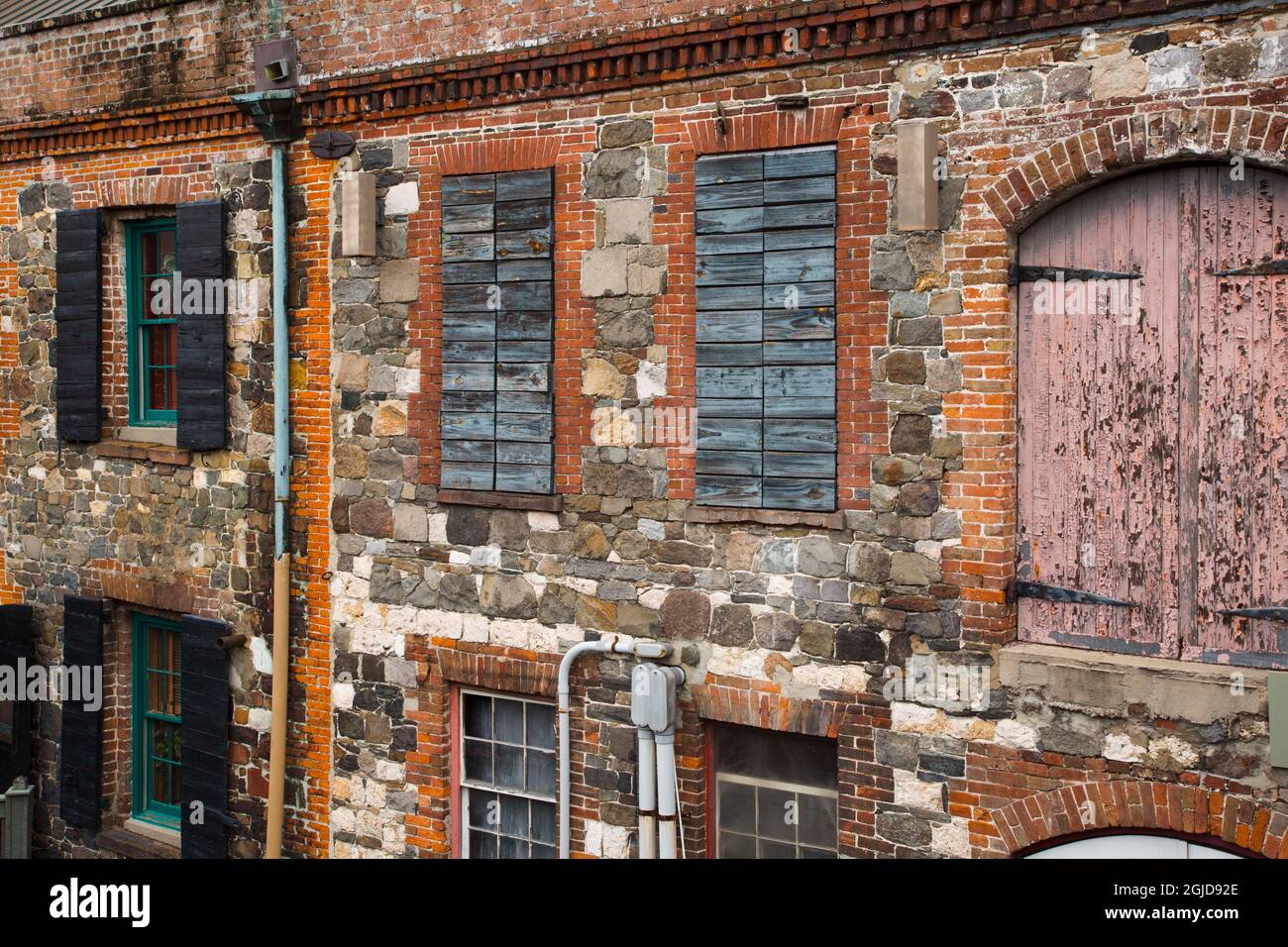 USA, Georgia, Savannah. Historisches Pflastersteingebäude entlang des Factors Walk. Stockfoto