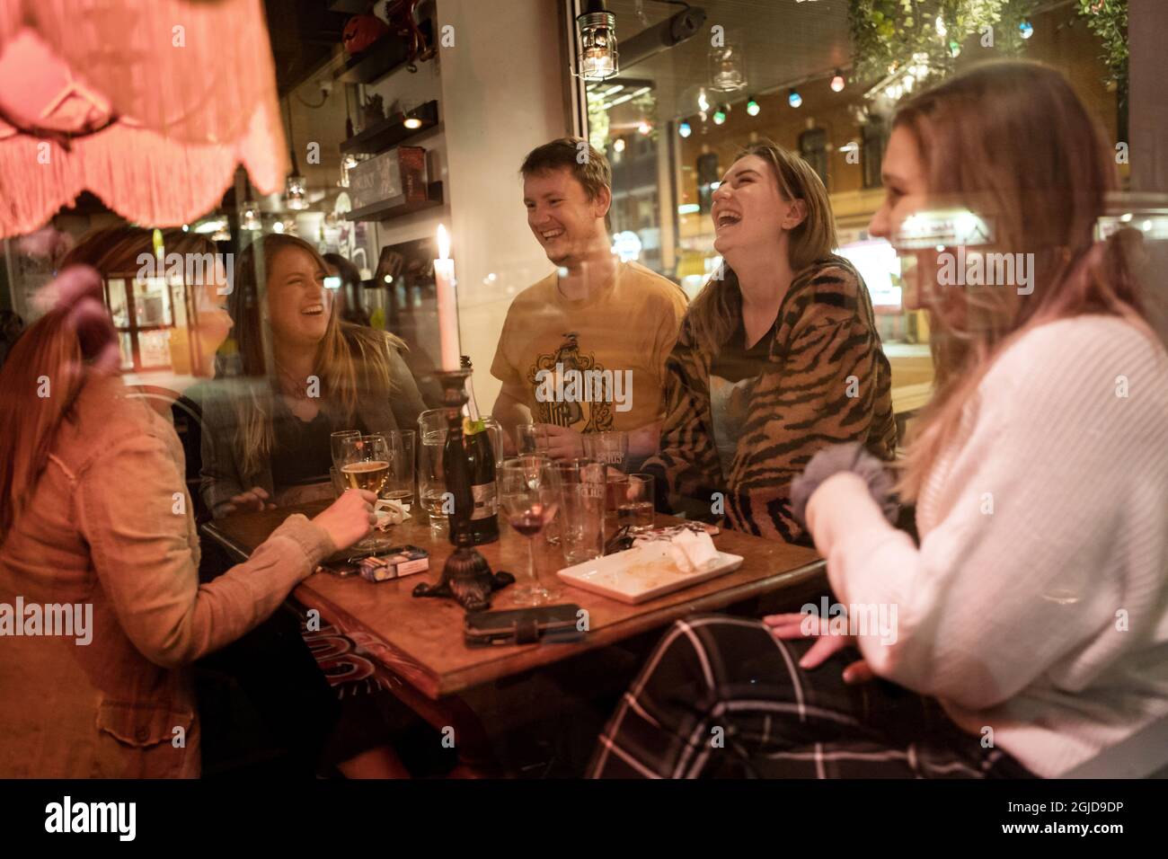 Das Kneipenleben in Göteborg unter Corona. Johanna, Alexander, Lovisa und Dominika sind in der Bar Solo auf der Andra LÃ¥nggatan in einem der am dichtesten besiedelten Gebiete von Göteborg unterwegs. Sie halten es für wichtig, die lokalen Restaurants zu unterstützen. 2020-03-27 (C) JOHANSSON THOMAS / AFTONBLADET / TT * * * EXPRESSEN AUS * * * ATONBLADET / 3670 Stockfoto