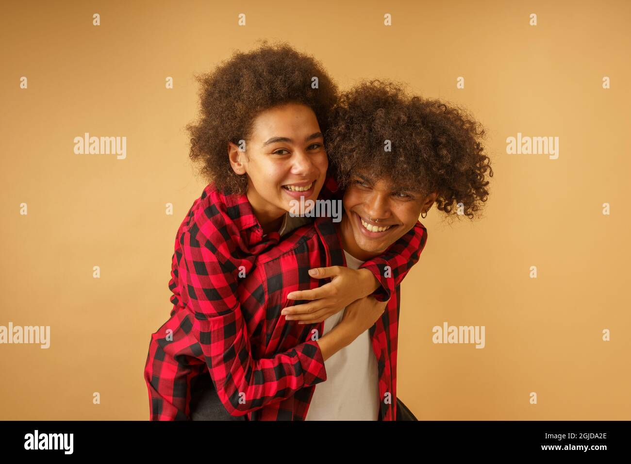 Glücklich und sorglos spielen afro Freund und Freundin zusammen Stockfoto