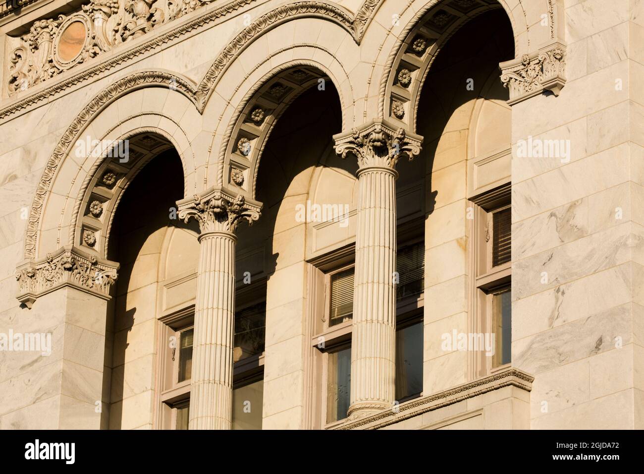USA, Georgia, Savannah. Architektonisches Design mit Bögen auf altem Bundesgericht. Stockfoto