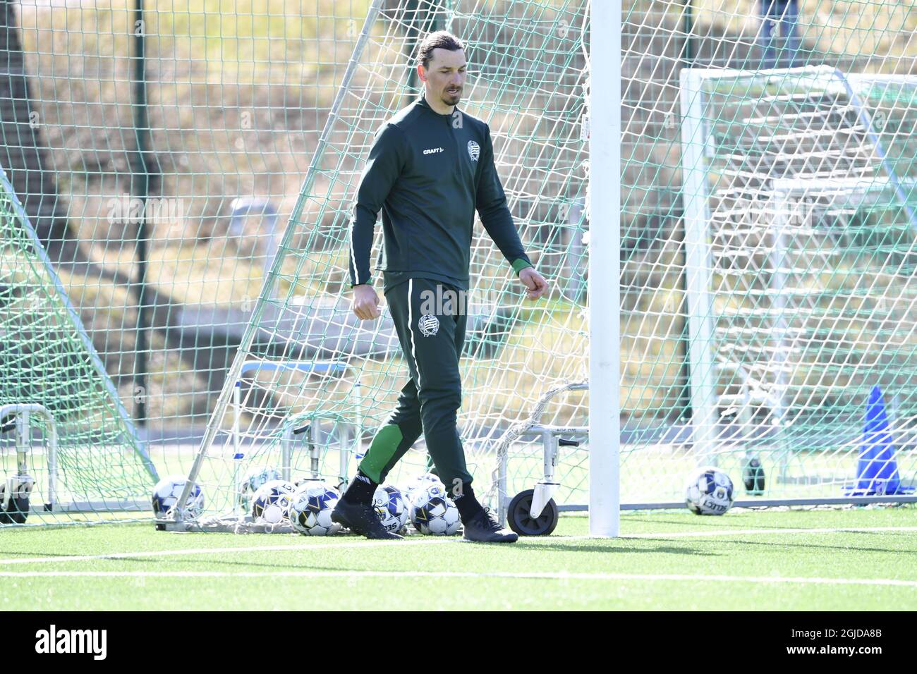 Stockholm 20200113 Mailands Spieler Zlatan Ibrahimovic war vor Ort, als das schwedische Ligenteam Hammarby IF am Montag, den 13. April 2020, bei Arsta IP in Stockholm trainingsbereit war. Foto Henrik Montgomery / TT kod 10060 *SCHWEDEN AUS* Stockfoto