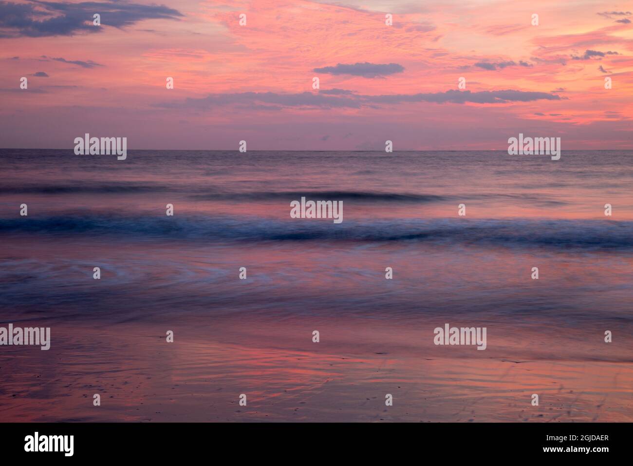 USA, Georgia, Tybee Island. Farbenprächtiger rosa Sonnenaufgang am Tybee Beach. Stockfoto