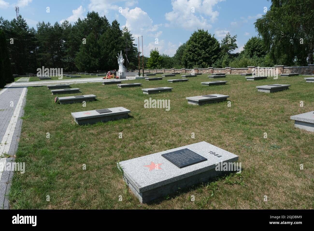 Milejczyce, Polen - 13. Juli 2021: Friedhof der sowjetischen Soldaten und Gedenkstätte in Milejczyce. Sommersonntag“. Woiwodschaft Podlachien Stockfoto