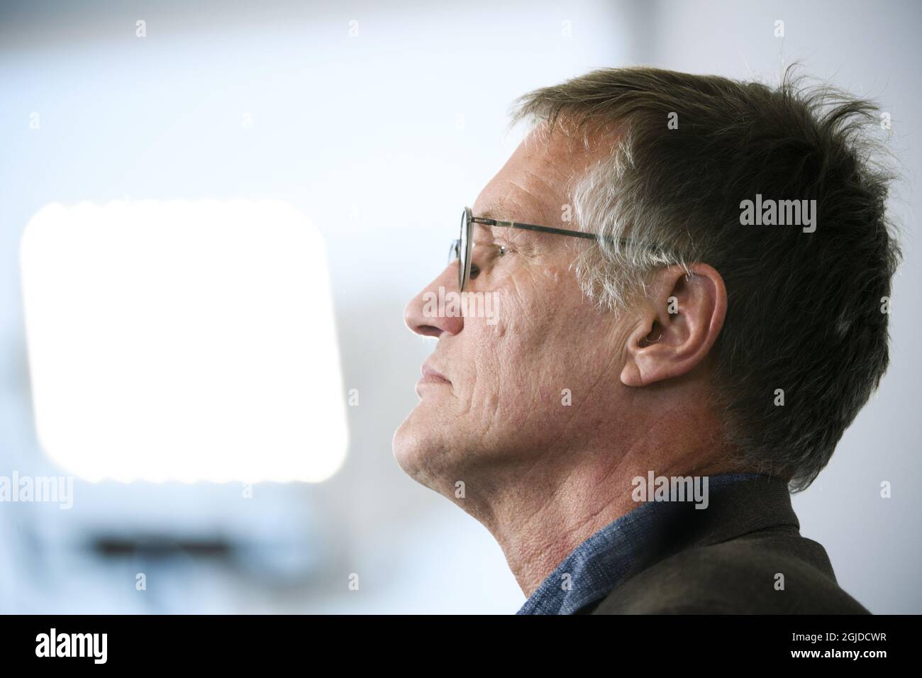 Der staatliche Epidemiologe anders Tegnell von der schwedischen Gesundheitsbehörde hört am 15. Mai 2020 auf einer Pressekonferenz zu einem täglichen Update zur Situation des Coronavirus Covid-19 in Stockholm, Schweden. Foto: Henrik Montgomery / TT / Code 10060 *** SCHWEDEN OUT *** Stockfoto