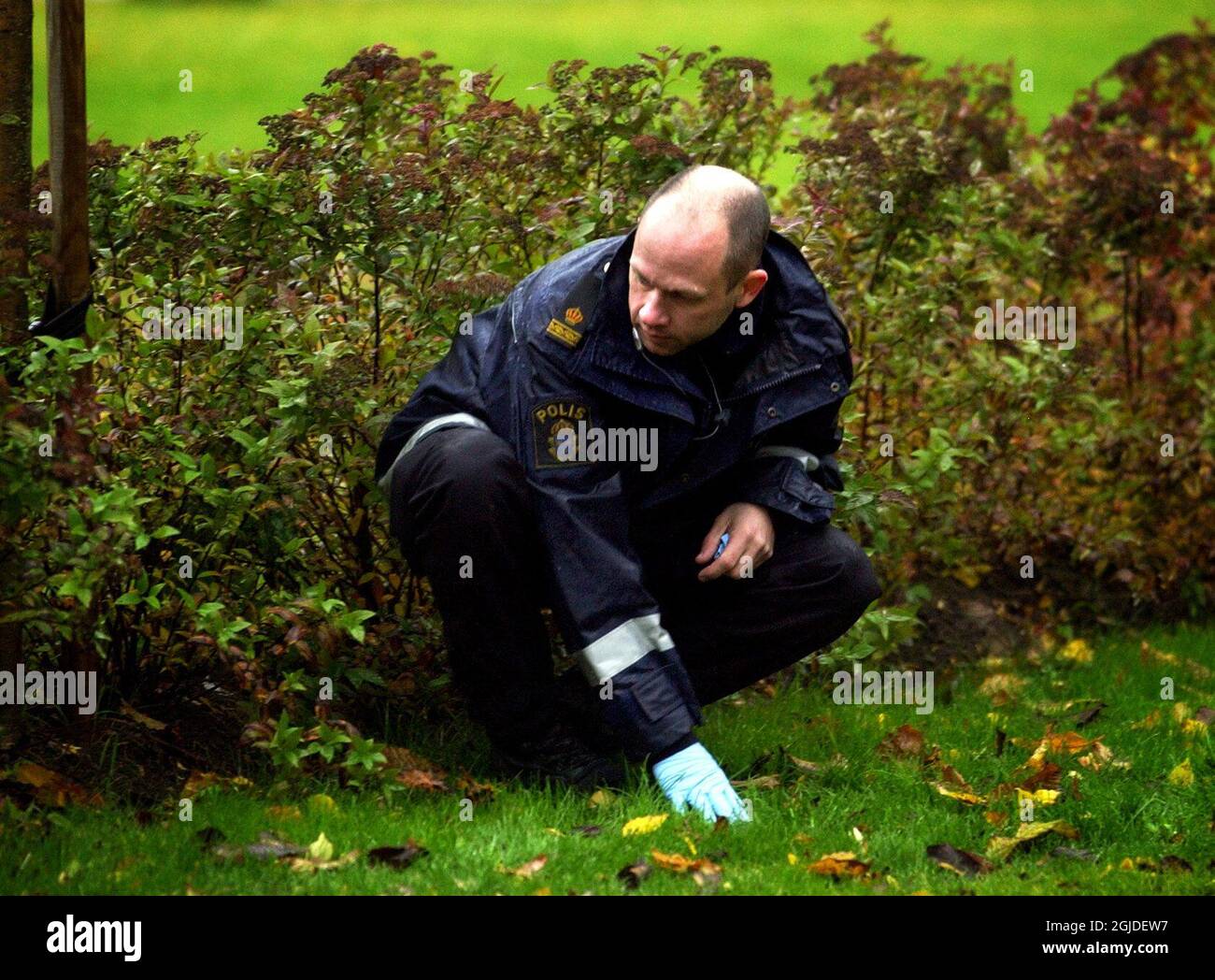 Ein Mann wurde wegen des Doppelmordes in Linkoping im Jahr 2004 unter Verwendung von DNA-Aufzeichnungen verhaftet, 09. Juni 2010. Bildunterschrift: Polizei am Ort eines Doppelmordes in der Stadt Linkoping am 20. Oktober 2004. Ein 8-jähriger Junge auf dem Weg zur Schule und eine 56-jährige Frau wurden am 19. Oktober 2004 in der Stadt Linkoping, Südschweden, von einem Mann mit einem Messer getötet. Foto: Stefan Jerrevang / Aftonbladet / TT-Code 2512 Stockfoto