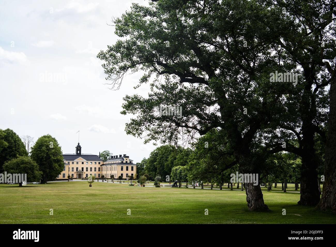 Ulriksdal Palace (schwedisch: Ulriksdals Slott) ist ein königlicher Palast am Ufer von Edsviken im Königlichen National City Park in der Gemeinde Solna, 6 km nördlich von Stockholm. Erbaut von dem Architekten Hans Jacob Kristler in den Jahren 1643–1645. Das heutige Design stammt hauptsächlich vom Architekten Nicodemus Tessin d. Ä. Und stammt aus dem späten 17. Jahrhundert. Foto: Erik Simander / TT / Code 11720 Stockfoto