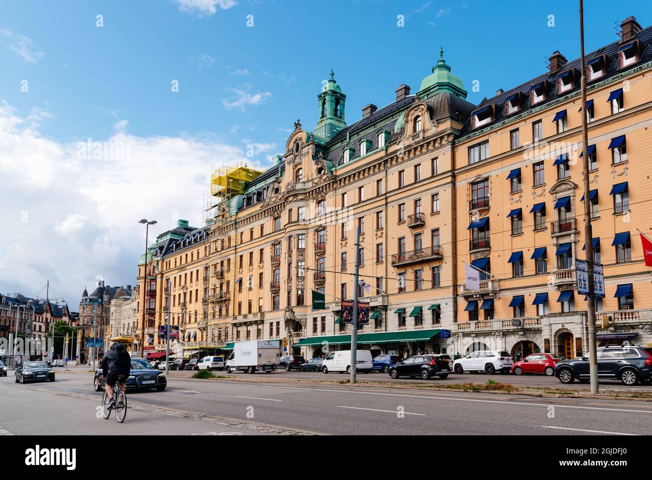 Stockholm, Schweden - 9. August 2019: Kvarteret Bodarna in Boulevard Strandvagen, luxuriöse Wohn- und Geschäftshäuser Stockfoto
