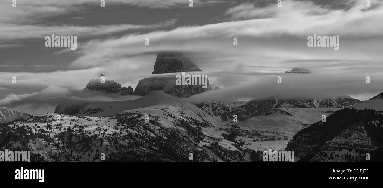 Schwarz-weißes Panorama von Grand Teton, Middle Teton und Mount Owen von Westen aus gesehen mit Wolkenschichten. Stockfoto
