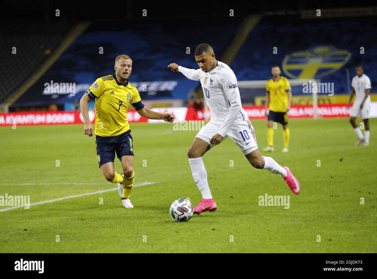 Frankreichs Kylian MbappÃ© erzielt (0:1) und links SwedenÂ´s Sebastian Larsson beim Fußballspiel der UEFA Nations League zwischen Schweden und Frankreich in der Friends Arena in Stockholm, Schweden, am 05. September 2020. Foto: Christine Olsson / TT / Kod 10430 Stockfoto