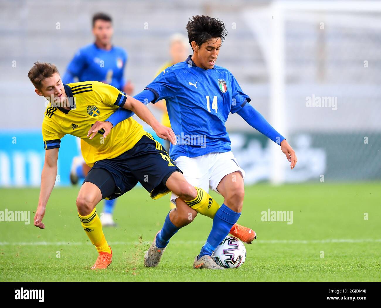 Der Schwedin Leo Bengtsson und der Italiener Youssef Maleh kämpfen am 08. September 2929 in der Guldfageln Arena in Kalmar, Schweden, um den Ball beim Qualifiktionsspiel der U21 zwischen Schweden und Italien. Foto: Patric Soderstrom / TT / Code 10760 *** SCHWEDEN OUT *** Stockfoto