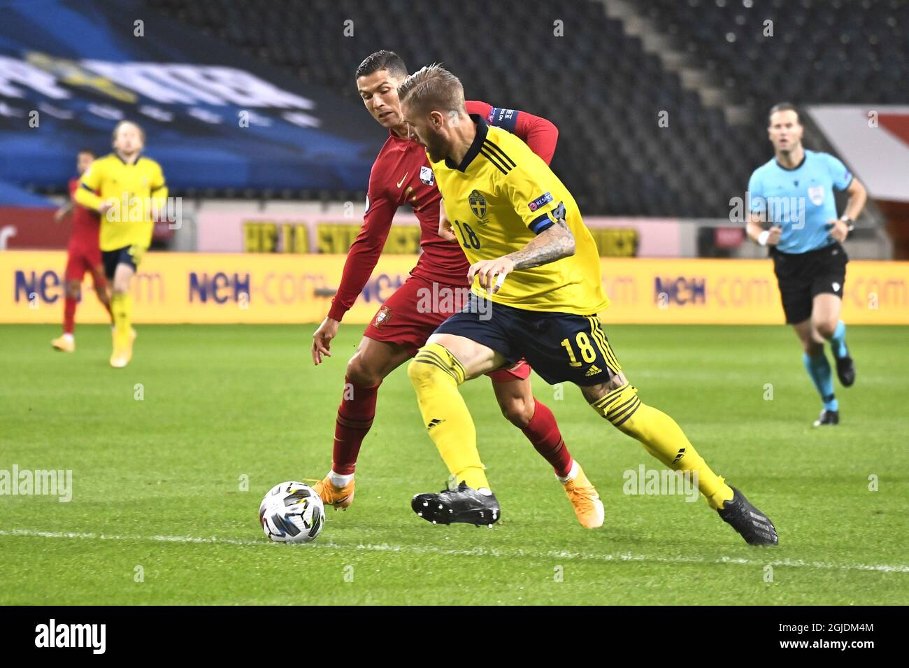 Der Schwede Pontus Jansson wurde von Cristiano Ronaldo während des UEFA Nations League, Division A, Gruppe 3 Fußballspiels zwischen Schweden und Portugal am 08. September 2020 in der Friends Arena in Stockholm, Schweden, verfolgt. Foto Claudio Bresciani / TT kod 10090 *SCHWEDEN AUS* Stockfoto