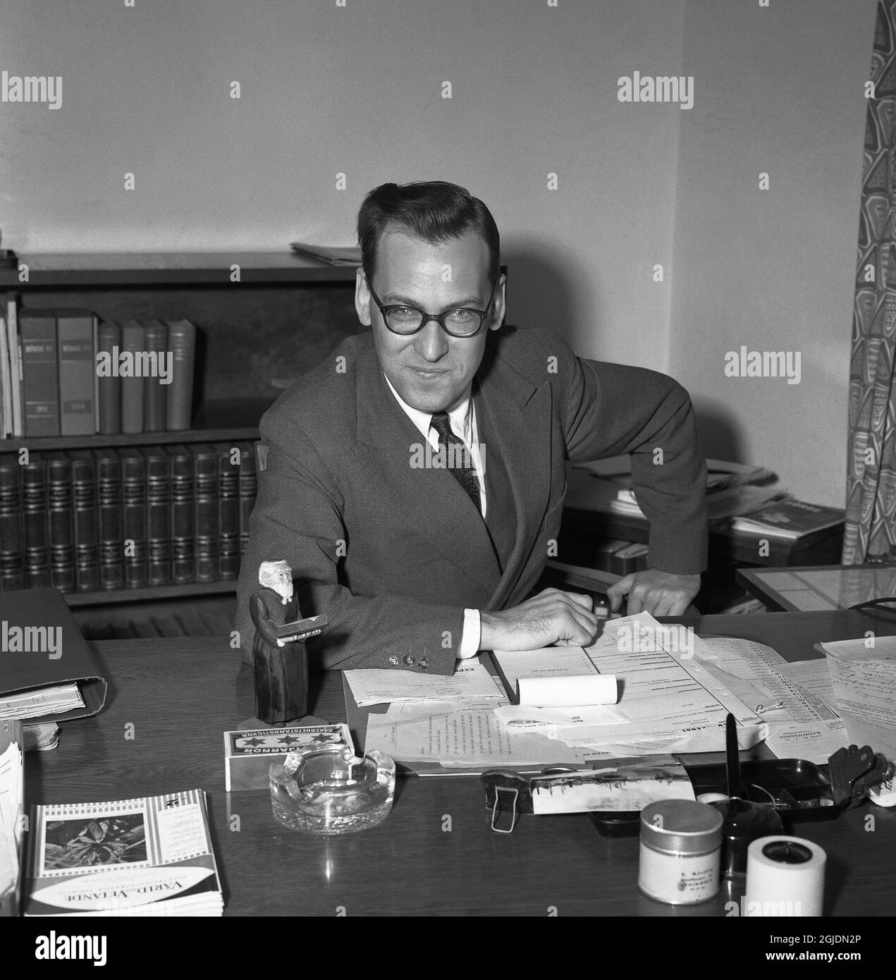 STOCKHOLM 1953-10-26 Forfattaren Nils-Olof Franzén (1916-1997). Franzén var prograchef pa Sveriges Radio 1956-1973. Foto: TT Historical / kod 1900 Stockfoto STOCKHOLM 1953-10-26 Forfattaren Nils-Olof Franzén (1916-1997). Franzén var prograchef pa Sveriges Radio 1956-1973. Foto: TT Historical / kod 1900 Stockfoto