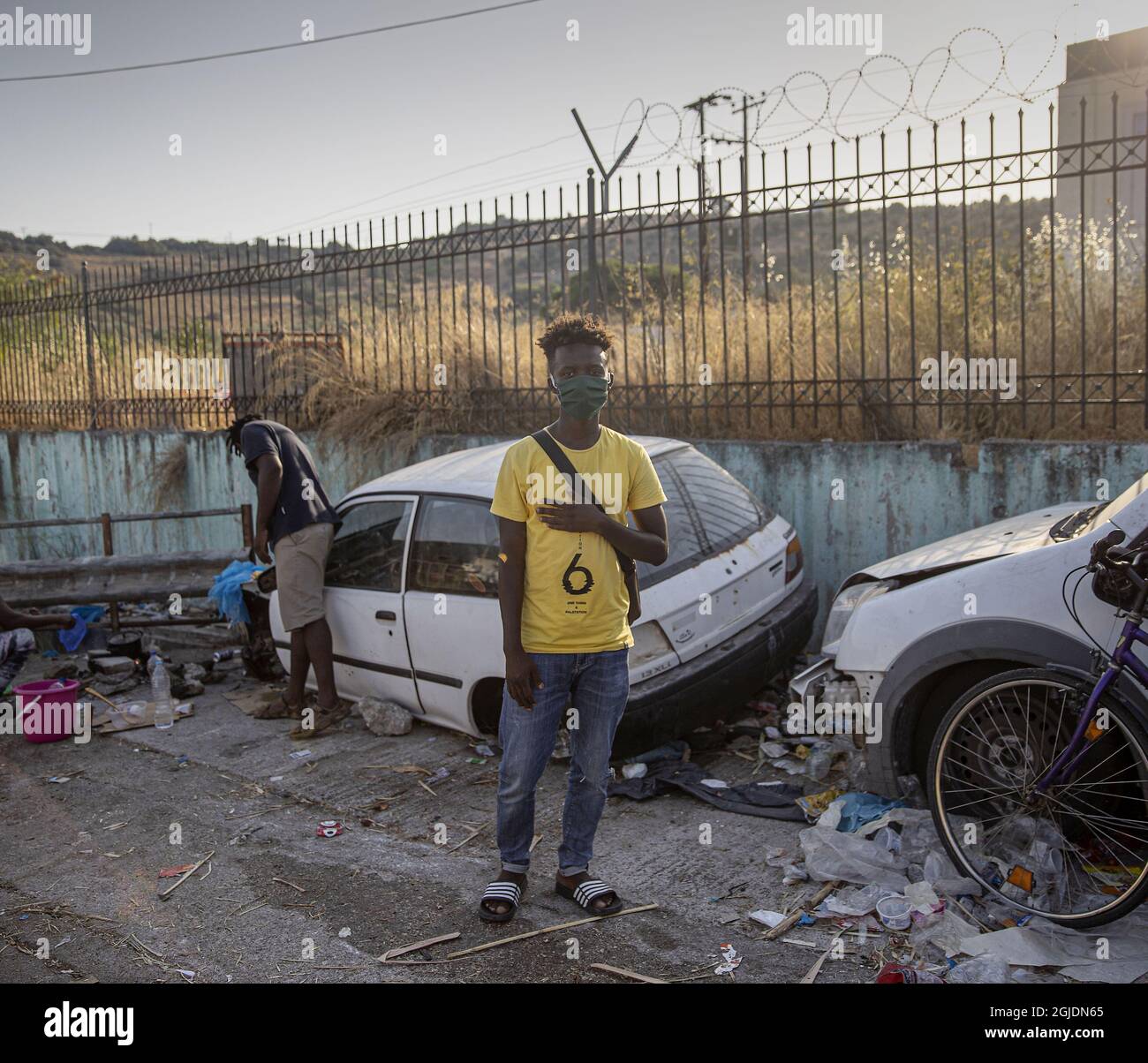 Anfang des 09. September 2020 brach im Flüchtlingslager Moria auf Lesbos, Griechenland, ein Feuer aus, das große Teile des überfüllten Lagers zerstörte. Moria wurde während der Flüchtlingskrise 2015 für 3,000 Menschen gebaut. Vor dem Brand lebten dort etwa 12,000 Menschen, darunter 4,000 Kinder. Tausende Flüchtlinge schlafen derzeit auf Parkplätzen, auf Gehwegen und in verlassenen Häusern. PICTURE: Jafer Nkuabi, 17, schläft im Wrack eines rostigen, alten Toyota. Foto: Magnus Wennman / Aftonbladet / TT-Code 2512 Stockfoto