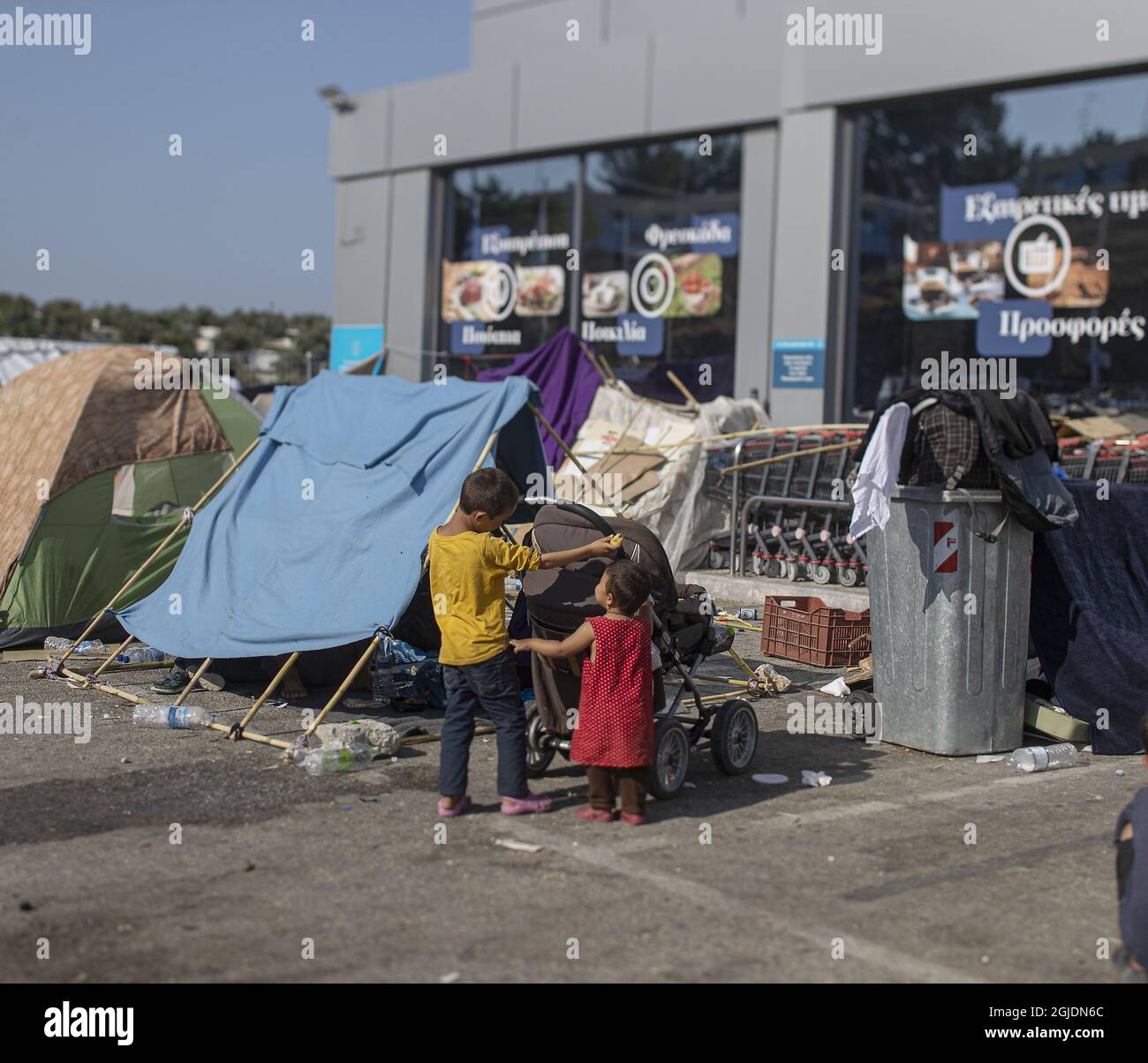 Anfang des 09. September 2020 brach im Flüchtlingslager Moria auf Lesbos, Griechenland, ein Feuer aus, das große Teile des überfüllten Lagers zerstörte. Moria wurde während der Flüchtlingskrise 2015 für 3,000 Menschen gebaut. Vor dem Brand lebten dort etwa 12,000 Menschen, darunter 4,000 Kinder. Tausende Flüchtlinge schlafen derzeit auf Parkplätzen, auf Gehwegen und in verlassenen Häusern. PICTURE: Ein kleines Lager ohne Nahrung, Wasser, Strom und Toiletten, in dem Tausende von Kartons als temporäre Matratzen dienen. Foto: Magnus Wennman / Aftonbladet / TT-Code 2512 Stockfoto