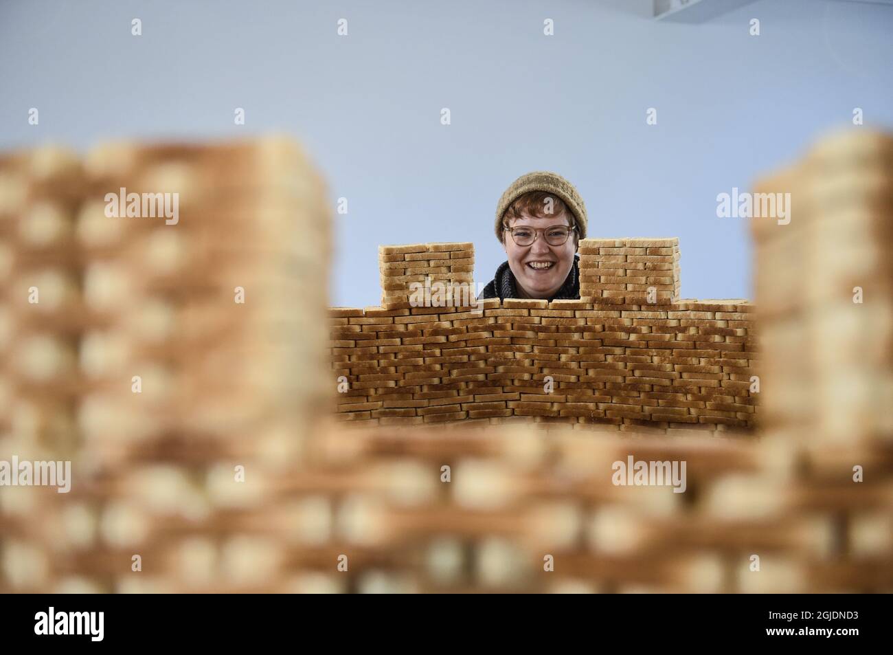 WANAS 2020-10-16 in der Kunstgalerie von Wanas befindet sich ein 1,5 Meter hoher runder Turm aus 12,000 Toastscheiben. - Ich habe den Sommer damit verbracht, verschiedene Brotsorten auszuprobieren, es ist unglaublich spannend zu sehen, wie sich das Brot verhält, sagt die Künstlerin Louise Waite, 32. Als Louise in Brighton Kunst studierte, begann sie, über Brot als Material nachzudenken. Seitdem sind Brot und Teig in Louise immer wieder Materialien. Für den Turm hat Louise 320 Pakete mit je 367 Scheiben Brot verwendet, insgesamt fast 12,000 Scheiben. Das Kunstwerk ist etwa einen halben Meter hoch und hat einen Kreis Stockfoto