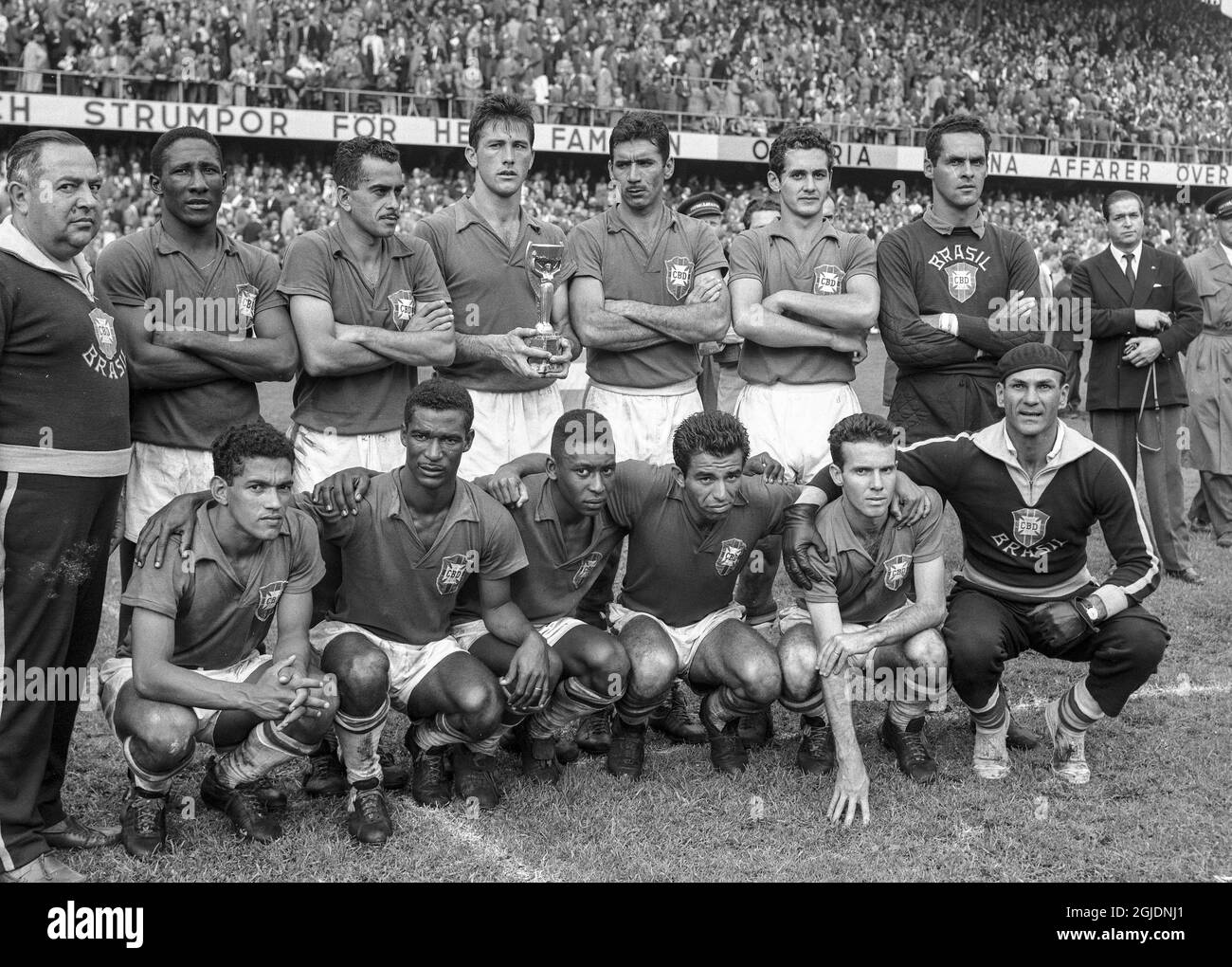 STOCKHOLM 1958-06-29 Brasiliens Fußballnationalmannschaft posiert mit der  Trophäe nach dem Gewinn des FIFA-WM-Finales 1958 gegen Schweden im  Rasunda-Stadion in Stockholm, Schweden. Brasilien gewann 5-2 und wurde zum  ersten Mal Weltmeister. Foto: Pressens