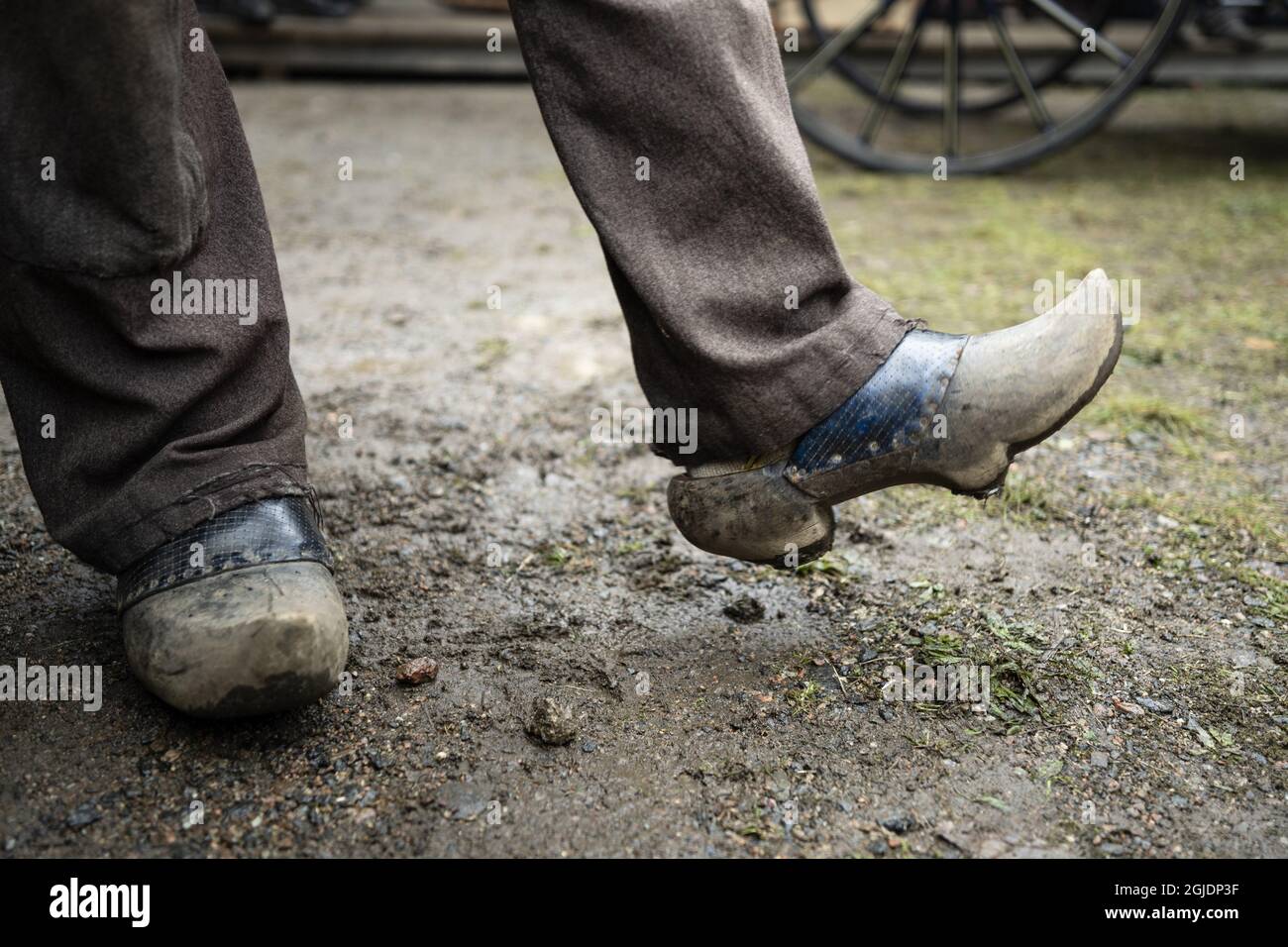 Gustaf Skarsgard als Karl-Oskar mit Clogs während der Dreharbeiten zum Film "die Emigranten" nach dem Buch des schwedischen Autors Vilhelm Moberg, in Alingsas, Schweden, 20. Oktober 2020. Foto: Anders Deros/ Aftonbladet / TT-Code 2512 Stockfoto