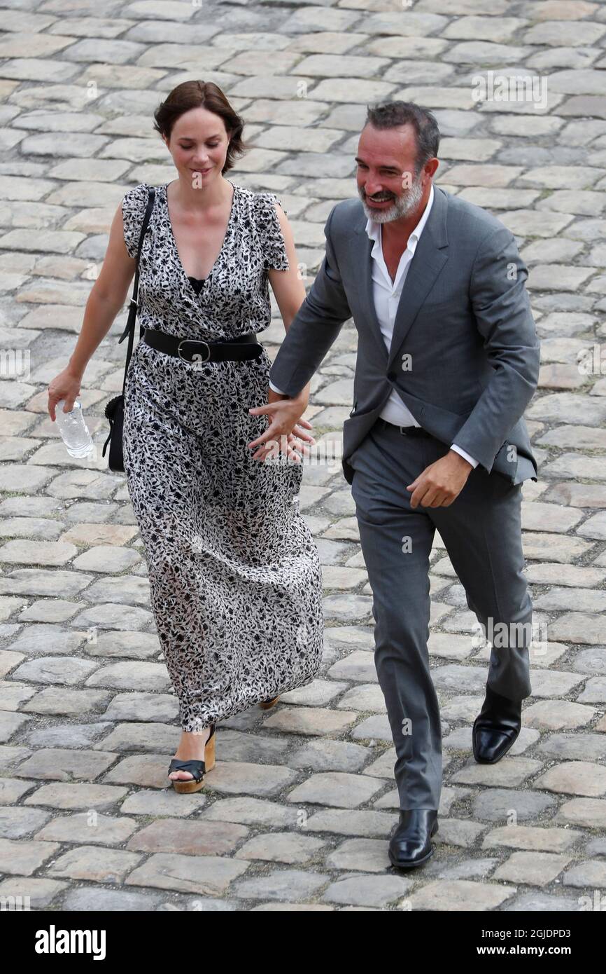 Jean Dujardin und seine Frau Nathalie Pechalat nehmen am 9. September 2021  an einer Zeremonie und einer nationalen Hommage für den verstorbenen  Schauspieler Jean-Paul Belmondo im Hotel des Invalides in Paris, Frankreich,