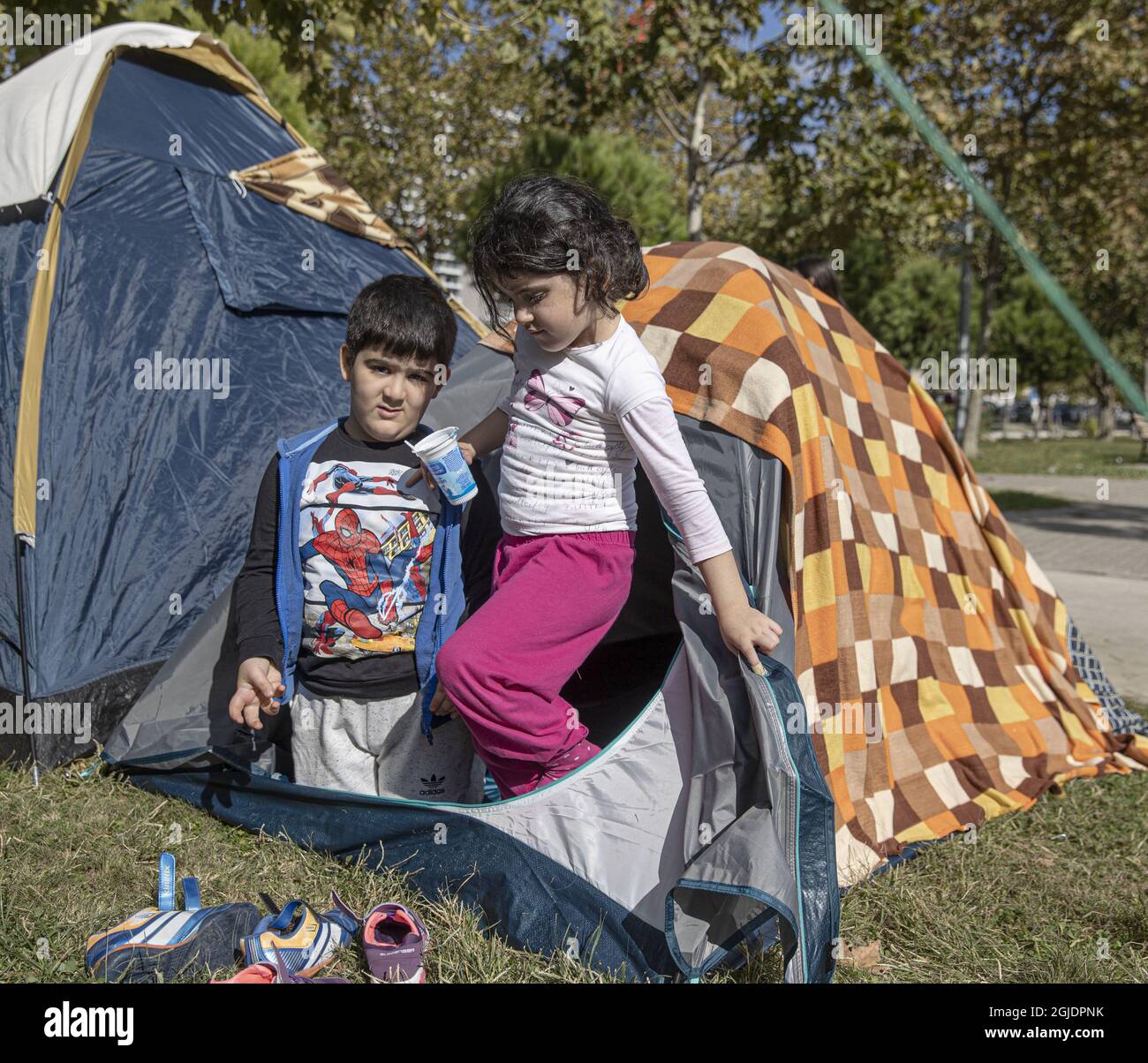 27 Menschen starben und mehr als 800 wurden verletzt, als am 30. Oktober 2020 ein starkes Erdbeben die Westküste der Türkei und Teile Griechenlands traf. In Izmir sind viele Gebäude eingestürzt und viele sind obdachlos geworden. Ein riesiges Zeltlager bietet alles von Lebensmitteln über medizinische Versorgung bis hin zu Bedürftigen nach der Katastrophe. Die Hotels stellen Zimmer kostenlos zur Verfügung. Aber die Familie Yildiz hat sich dafür entschieden, vor ihrem eigenen Haus zu campen. Elif und Tugra, beide 5 Jahre alt, bemerkten kaum, als das riesige Erdbeben einschlug. Foto: Magnus Wennman / Aftonbladet / TT-Code 2512 Stockfoto