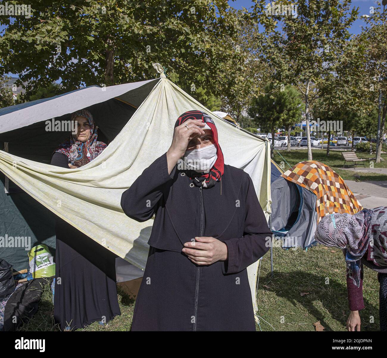 27 Menschen starben und mehr als 800 wurden verletzt, als am 30. Oktober 2020 ein starkes Erdbeben die Westküste der Türkei und Teile Griechenlands traf. In Izmir sind viele Gebäude eingestürzt und viele sind obdachlos geworden. Ein riesiges Zeltlager bietet alles von Lebensmitteln über medizinische Versorgung bis hin zu Bedürftigen nach der Katastrophe. Die Hotels haben Zimmer kostenlos zur Verfügung gestellt.Aysel Yildiz ist mit ihrer ganzen Familie ausgezogen und hat sich entschieden, vor ihrem eigenen Haus zu campen. Foto: Magnus Wennman / Aftonbladet / TT-Code 2512 Stockfoto