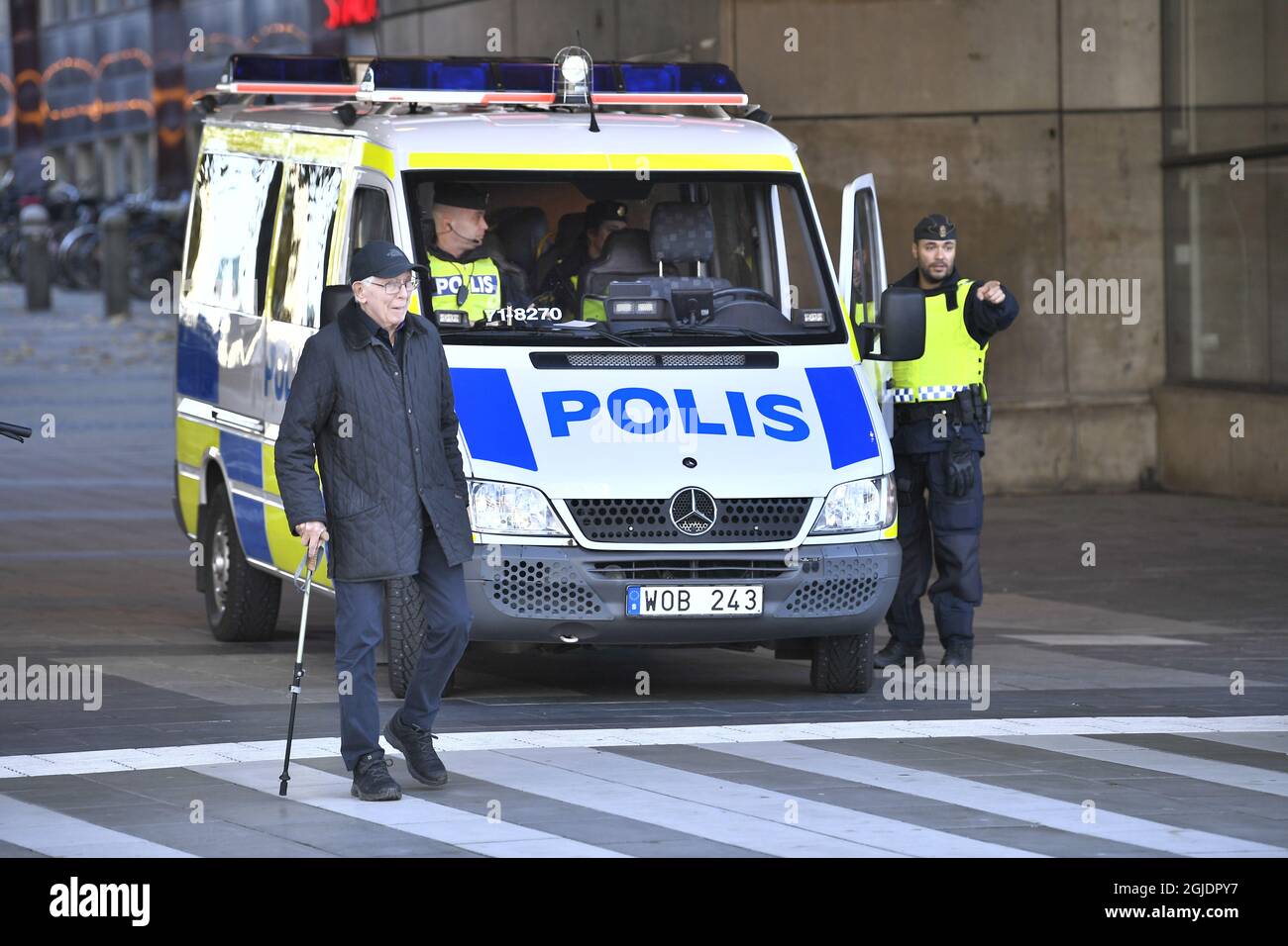 Schwedische Polizeikräfte melden sich am 06. November 2020 nach einer Reihe von Terroranschlägen in Europa auf der Klarabergsgatan in Stockholm, Schweden, in Alarmbereitschaft. Obwohl die nationâ €™s Terrorismus Bedrohung Niveau bleibt unverändert der Zweck ist unter anderem, um in der Lage, schnell im Falle eines möglichen Terroranschlags zu handeln. Foto: Claudio Bresciani / TT / Code 10090 Stockfoto