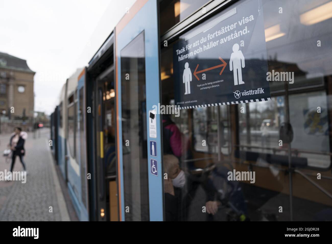 Eine Straßenbahn mit einem Schild, das die Menschen daran erinnert, in Göteborg, Schweden, Abstand zu halten, 09. November 2020. Die schwedische Gesundheitsbehörde hat zusammen mit der Infektionskontrolle Vastra Gotaland strengere Empfehlungen unter anderem für die Region Vastra Gotaland beschlossen, um die Ausbreitung des Covid-19-Coronavirus SARS CoV-2 zu verlangsamen. Die strengeren Beschränkungen sind seit Oktober 29 in Kraft, zunächst bis November 19. Foto Bjorn Larsson Rosvall / TT kod 9200 Stockfoto