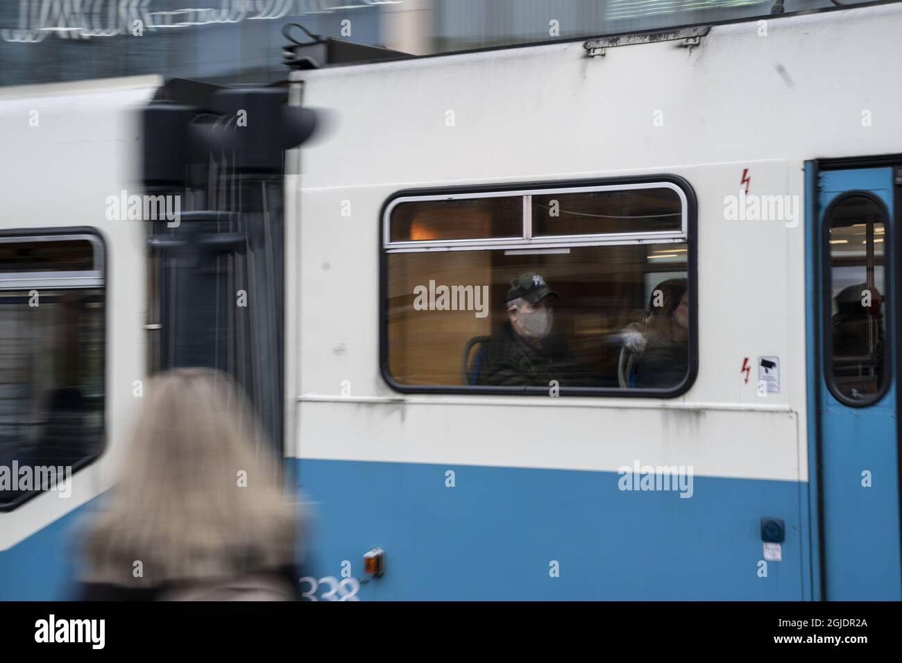 Ein Mann mit Gesichtsmaske in einer Straßenbahn in Göteborg, Schweden, 09. November 2020. Die schwedische Gesundheitsbehörde hat zusammen mit der Infektionskontrolle Vastra Gotaland strengere Empfehlungen unter anderem für die Region Vastra Gotaland beschlossen, um die Ausbreitung des Covid-19-Coronavirus SARS CoV-2 zu verlangsamen. Die strengeren Beschränkungen sind seit Oktober 29 in Kraft, zunächst bis November 19. Foto Bjorn Larsson Rosvall / TT kod 9200 Stockfoto