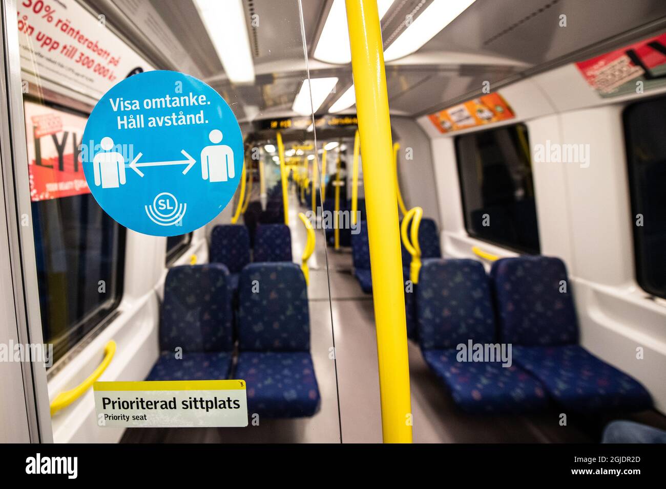 Ein Aufkleber, der die Menschen daran erinnert, einen Abstand in einer U-Bahn in Stockholm, Schweden, zu halten, 09. November 2020. Die schwedische Gesundheitsbehörde hat unter anderem für die Region Stockholm strengere Empfehlungen beschlossen, um die Ausbreitung des Covid-19-Coronavirus SARS CoV-2 zu verlangsamen. Die strengeren Beschränkungen sind seit Oktober 29 in Kraft, zunächst bis November 19. Foto: Amir Nabizadeh / TT kod 12040 Stockfoto