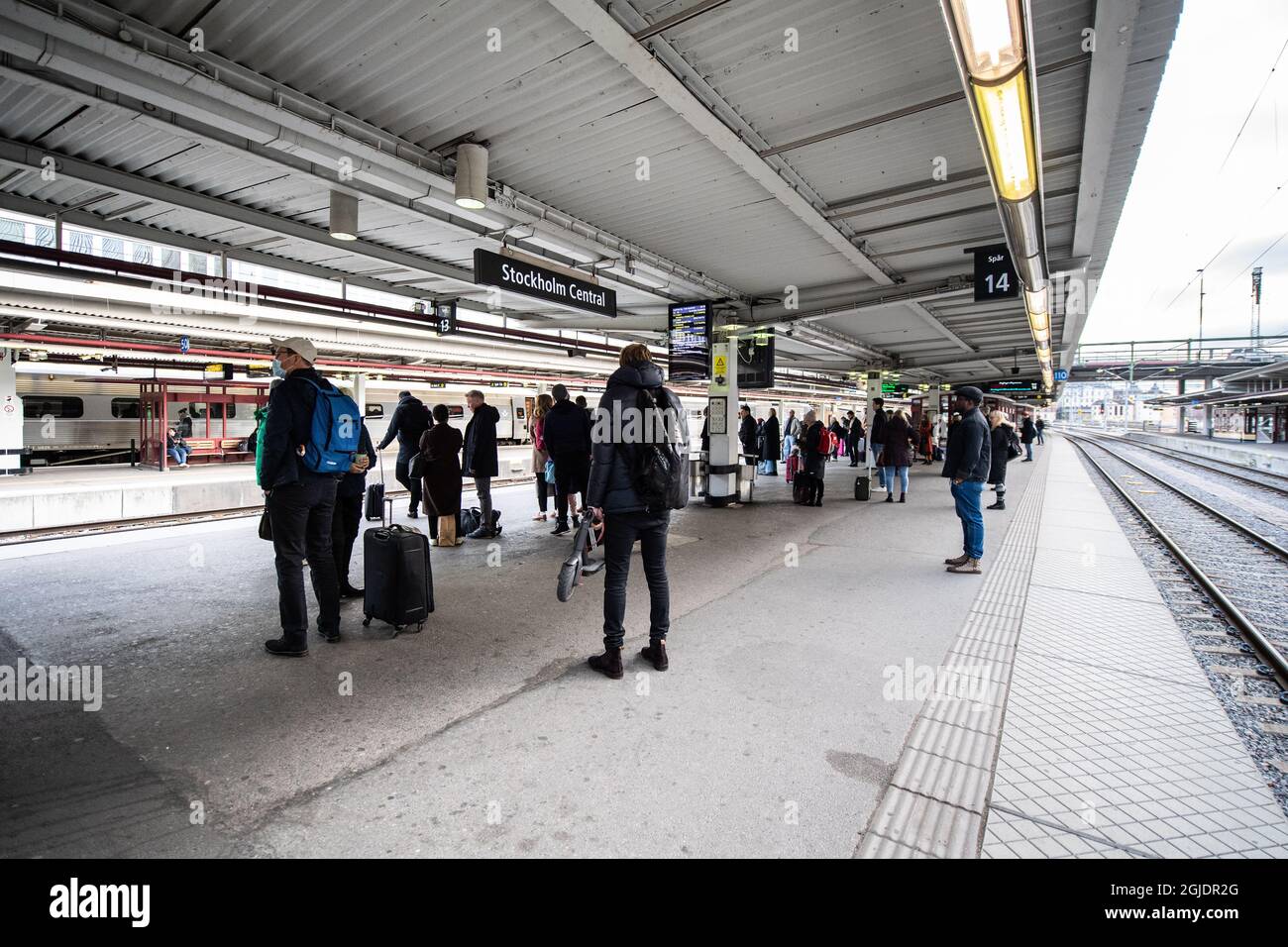 Auf einem Bahnsteig am Stockholmer Hauptbahnhof warten Menschen auf Züge 2020. November 09. Die schwedische Gesundheitsbehörde hat unter anderem für die Region Stockholm strengere Empfehlungen beschlossen, um die Ausbreitung des Covid-19-Coronavirus SARS CoV-2 zu verlangsamen. Die strengeren Beschränkungen sind seit Oktober 29 in Kraft, zunächst bis November 19. Foto: Amir Nabizadeh / TT kod 12040 Stockfoto