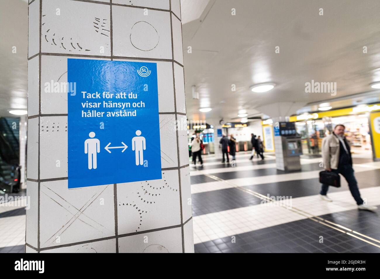 Ein Schild, das die Menschen daran erinnert, am Hauptbahnhof in Stockholm, Schweden, einen Abstand zu halten, 09. November 2020. Die schwedische Gesundheitsbehörde hat unter anderem für die Region Stockholm strengere Empfehlungen beschlossen, um die Ausbreitung des Covid-19-Coronavirus SARS CoV-2 zu verlangsamen. Die strengeren Beschränkungen sind seit Oktober 29 in Kraft, zunächst bis November 19. Foto: Amir Nabizadeh / TT kod 12040 Stockfoto