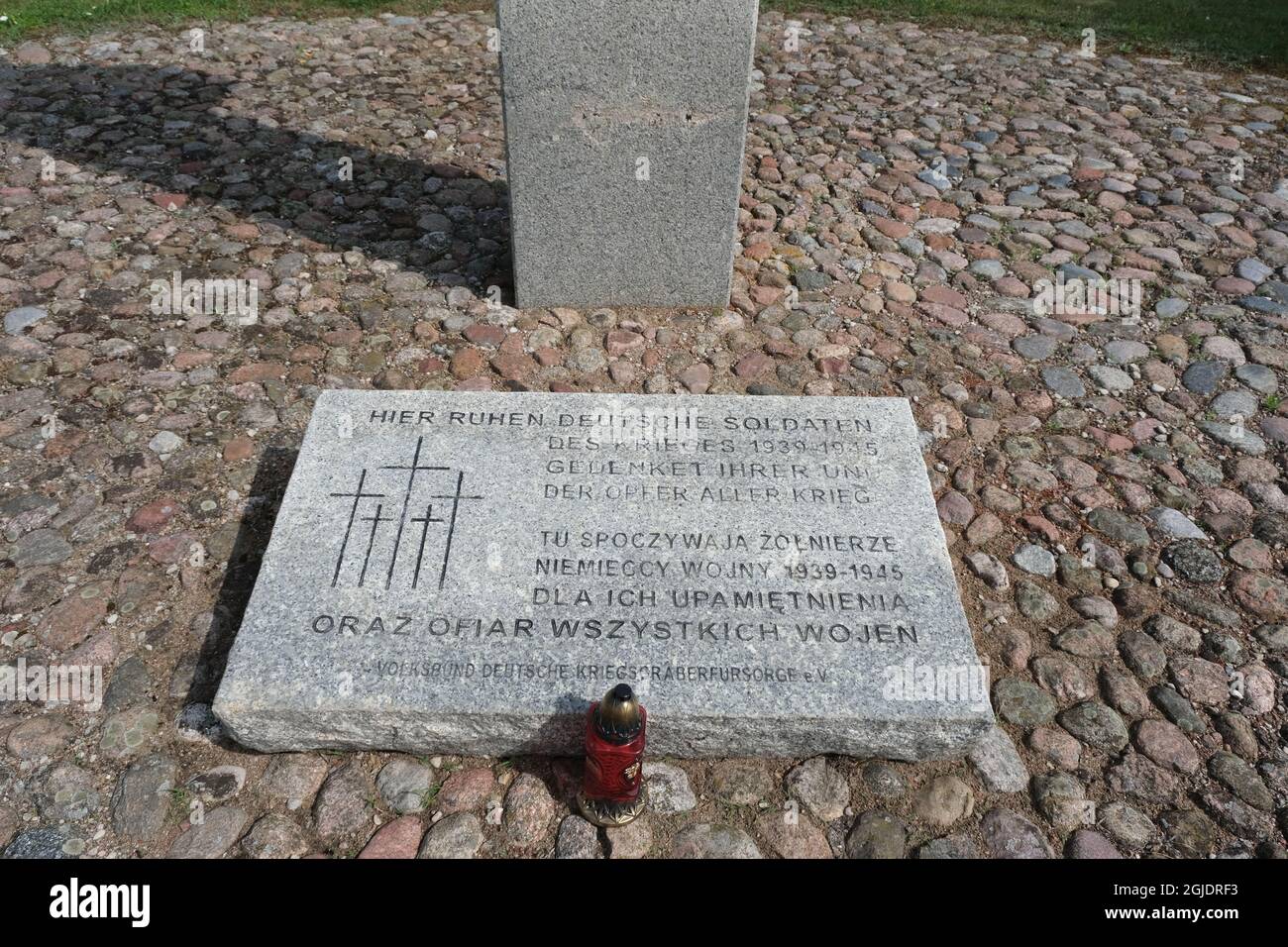 Elk, Bartosze, Polen - 16. Juli 2021: Deutscher Friedhof; Gedenkstätte für den Ersten und Zweiten Weltkrieg. Sommersonntag Stockfoto