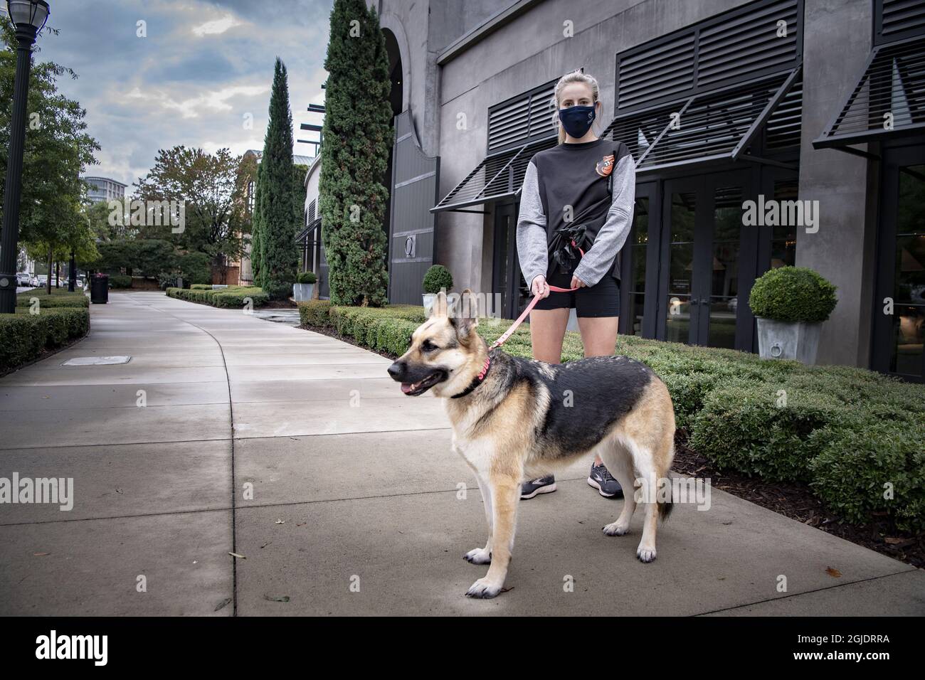 Lauren, 24, ihr Hund Scout trainiert im exklusiven Buckhead-Viertel in Atlanta. Atlanta in Georgia ist die Hauptstadt der Einkommensungleichheit in den USA. Die soziale Klassenspaltung in der Stadt ist größer als irgendwo anders im Land und die Armutsquote beträgt fast jeder vierte. Die Lebenserwartung in Buckhead ist 20 Jahre länger als in English Avenue. Foto: Peter Wixtrom / Aftonbladet / TT-Code 2512 Stockfoto