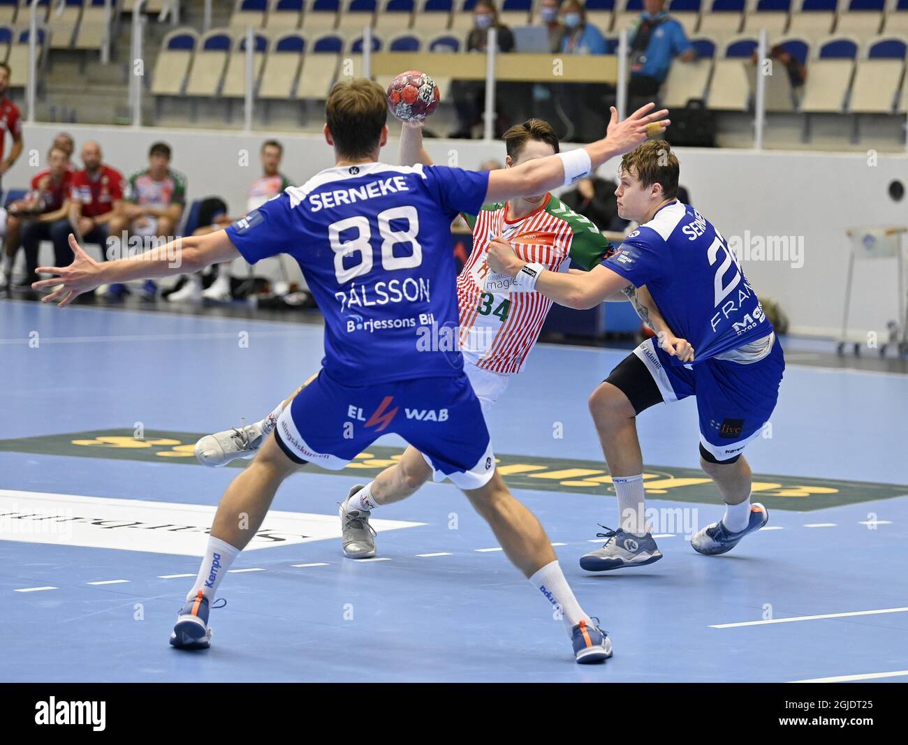 AlingsÃ¥s 2020-11-24 EHF European League AlingsÃ¥s - SC Magdeburg 30-29 Miss von Michael Damgaard Nilsen und dann das letzte Tor für AHK und Aron Dagur PÃ¥lsson und Axel FranzÃ©n Photo Tommy Holl / TT Code 2391 Stockfoto