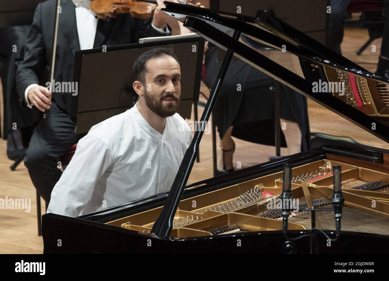 Der russisch-deutsche Pianist Igor Levit spielt zusammen mit dem französischen Dirigenten Stéphane Denève (nicht abgebildet) und dem Royal Stockholm Philharmonic Orchestra Beethovens Klavierkonzert Nr. 5 (Kaiserkonzert) während des Nobelpreiskonzerts 2020 in der Stockholmer Konzerthalle am 08. Dezember 2020. Foto: Fredrik Sandberg / TT / Code 10080 *** SCHWEDEN OUT *** Stockfoto