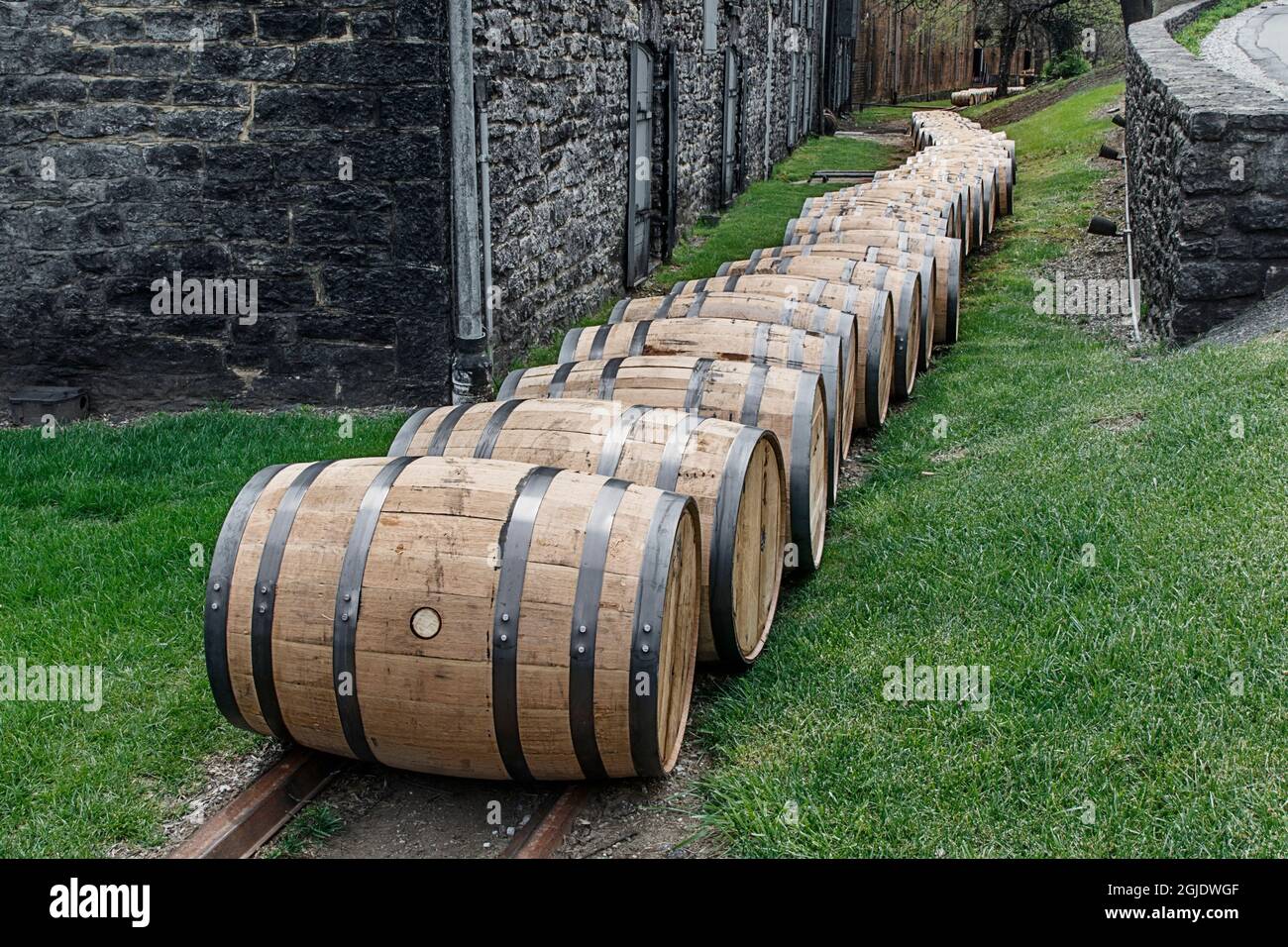 Linie von Bourbon-Fässern, Woodford Reserve Destillerie, Versailles, Kentucky. (Nur Für Redaktionelle Zwecke) Stockfoto