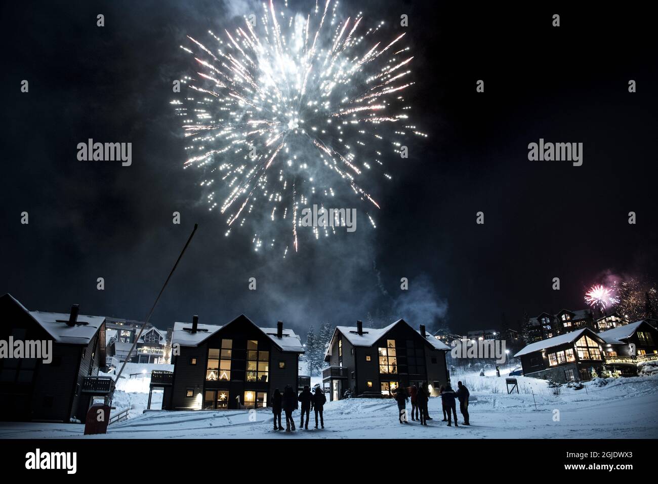 Silvesterfeier mit Feuerwerk in are, Schweden, 31. Dezember 2020. Foto: Pontus Lundahl / TT / Code 10050 Stockfoto