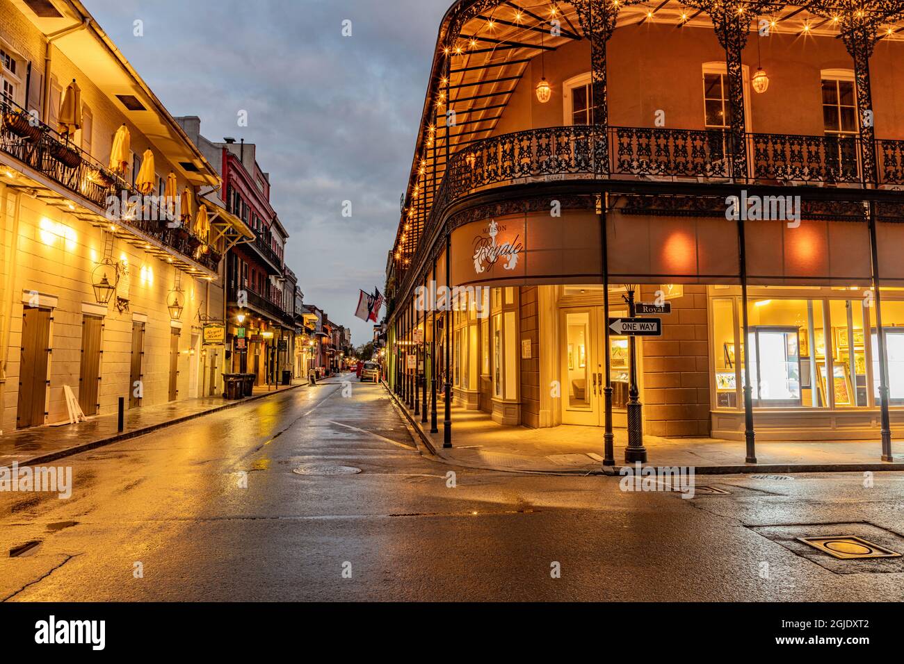 Am frühen Morgen auf der Royal und St. Louis Street im French Quarter in New Orleans, Louisiana, USA Stockfoto
