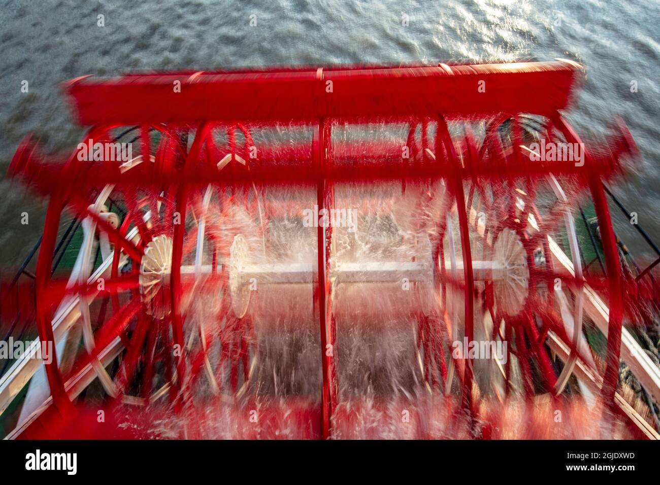 Paddelrad in Bewegung auf dem historischen Dampfschiff Natchez in New Orleans, Louisiana, USA Stockfoto